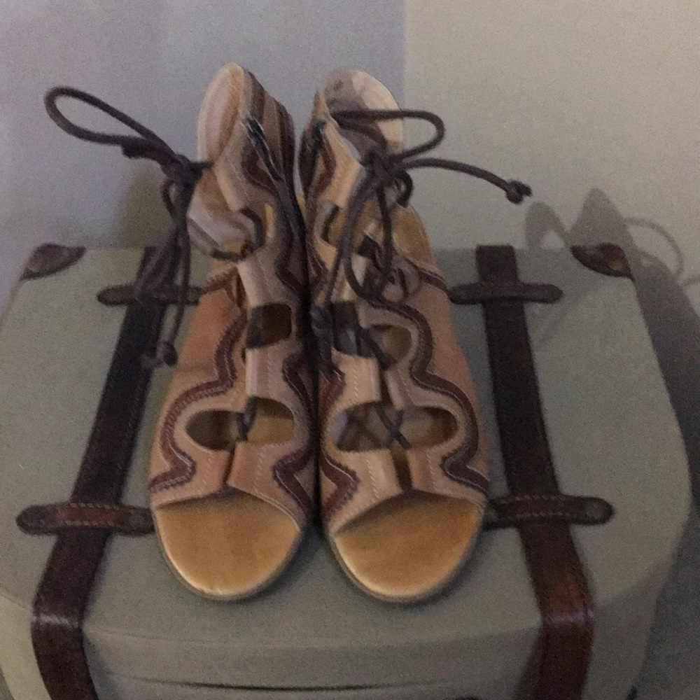 L’ARTISTE LACE UP SHOES. Size 40